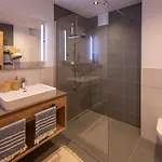 Lennis By We Rent 4*
