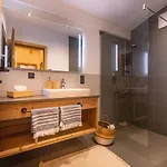 Lennis By We Rent 4*