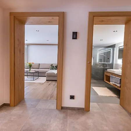 Lennis By We Rent 4*