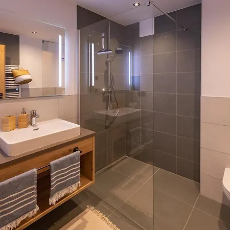 Lennis By We Rent 4*
