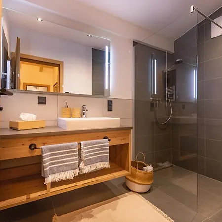 Lennis By We Rent 4*
