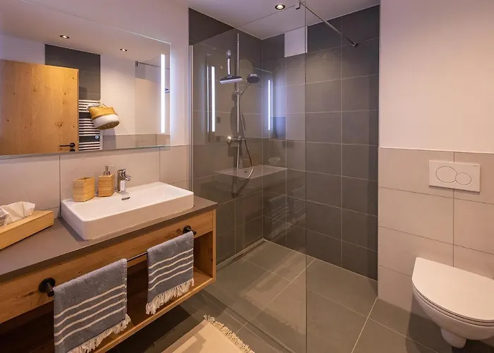 Lennis By We Rent 4*