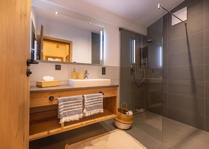 Lennis By We Rent 4*