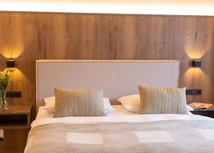 Lennis By We Rent 4*